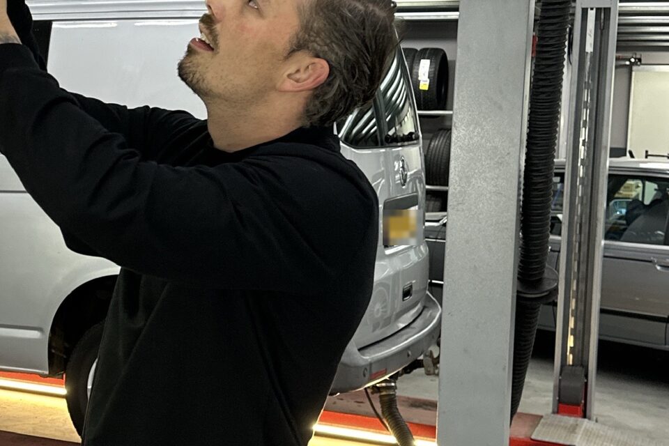Monteur aan het werk in de werkplaats